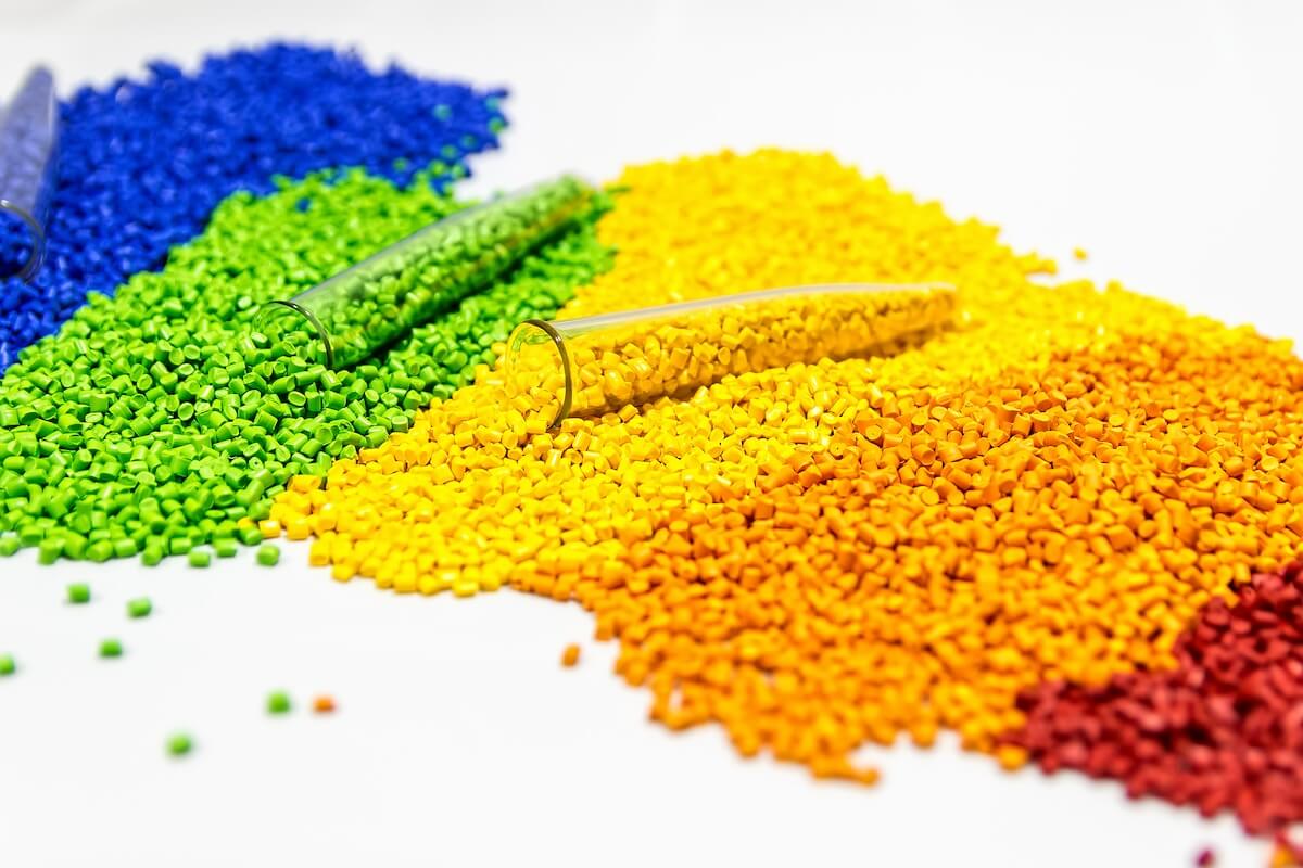 Multi-colored plastic compounds